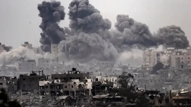 غزة.. الاحتلال الإسرائيلي يواصل عملياته داخل "الخط الأصفر" والوضع الإنساني كارثي