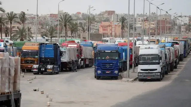 حكومة غزة: 3203 شاحنات مساعدات وتجارية دخلت القطاع منذ وقف النار