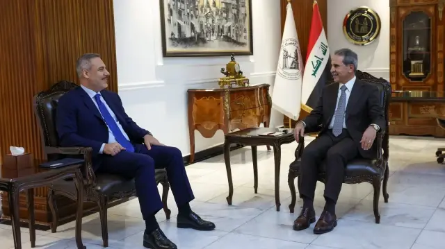 فيدان يعقد مباحثات مع مسؤولين عراقيين
