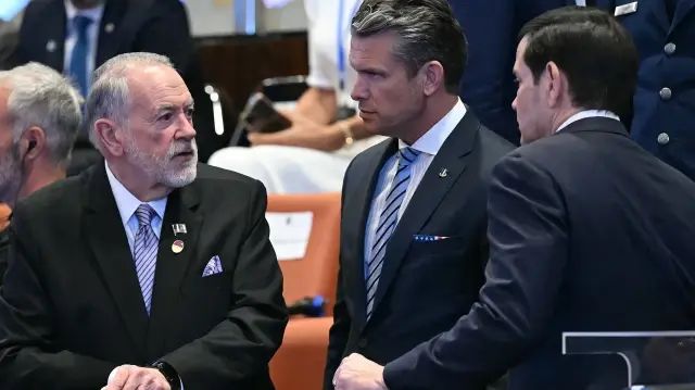 L'ambassadeur américain en Israël, Mike Huckabee (à gauche), s'entretient avec le secrétaire américain à la Défense, Pete Hegseth, et le secrétaire d'État américain, Marco Rubio (à droite), au Parlement israélien, la Knesset, à Jérusalem, le 13 octobre 2025.