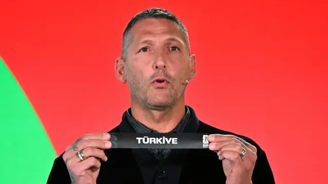 Ancien joueur italien, Marco Materazzi montre le papier portant le nom de la Türkiye lors du tirage au sort des barrages européens de la Coupe du monde 2026, au siège du football mondial de la FIFA à Zurich, le 20 novembre 2025.