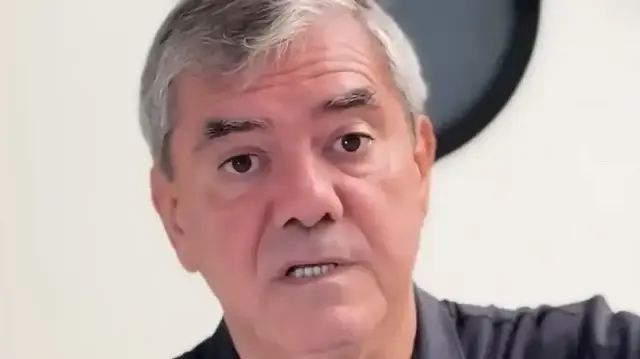 Yılmaz Özdil kameralar önünde ‘boş klasör’ şovu yapan Ali Mahir Başarır’ı topa tuttu: Duruşmalarda avukatlar klasörleri mi atacak?