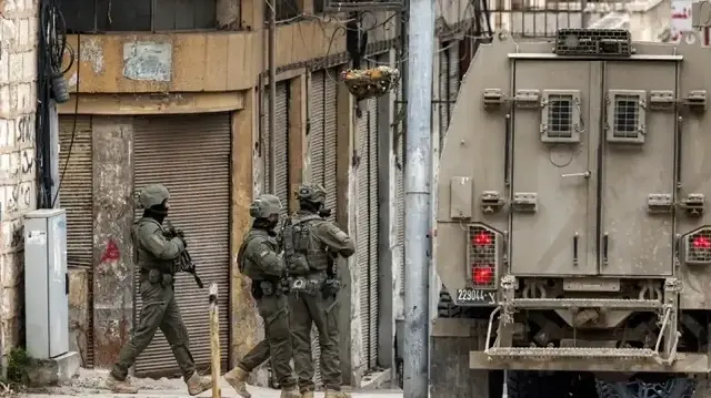 الضفة.. الاحتلال الإسرائيلي ينسحب من "بيت أمّر" بعد عملية عسكرية 