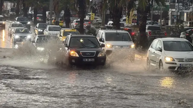 Bodrum'da sağanak yağış: Sürücüler ilerlemekte güçlük çekti