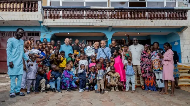 <p>Le Directeur Général d’Alport Conakry, Mustafa Levent Adalı (au centre), entouré de membres de son équipe et des responsables de l’orphelinat La Voix des Sans Voix, pose aux côtés des enfants du centre à l’issue de la remise du don. Une scène qui illustre la continuité de l’engagement social du Groupe Albayrak, présent depuis plusieurs années aux côtés des structures locales venant en aide aux plus vulnérables.</p>