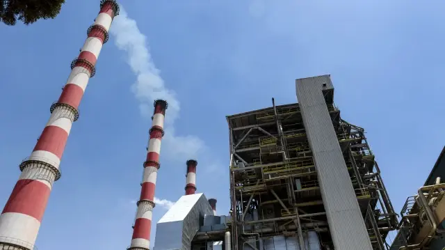 Cette photo prise le 10 juillet 2022 montre les cheminées de la centrale thermique au gaz naturel et au fioul qui alimente la ville d'Alep, dans le nord de la Syrie, à environ huit kilomètres à l'est de la ville.