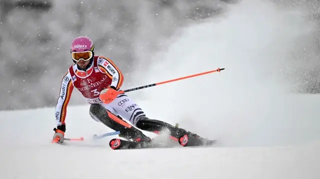 Le Norvégien Timon Haugan participe à la première manche du slalom hommes de l’épreuve de la Coupe du monde FIS de ski alpin 2024/2025 à Val-d’Isère, dans les Alpes françaises, le 15 décembre 2024, où devraient se tenir les JO 2030.