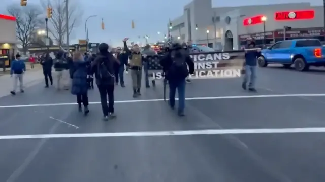 Un groupe d’une vingtaine de personnes a manifesté à Dearborn, dans le Michigan, en scandant des slogans islamophobes, le 19 novembre 2025.