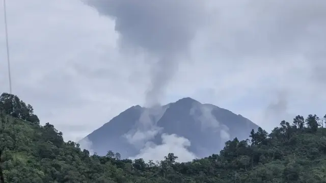 إندونيسيا تنقذ 178 متسلقا علقوا في جبل بعد ثوران بركان سيميرو