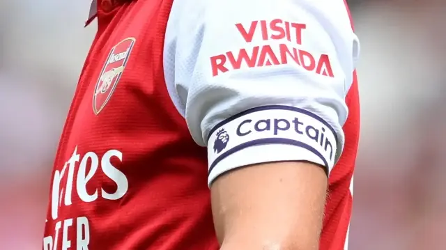 Le logo "Visit Rwanda" est visible sur la manche du milieu norvégien d’Arsenal, Martin Odegaard, lors d’un match amical entre Arsenal et Séville à l’Emirates Stadium, à Londres, le 30 juillet 2022.