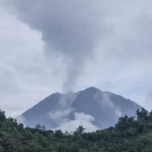 إندونيسيا تنقذ 178 متسلقا علقوا في جبل بعد ثوران بركان سيميرو