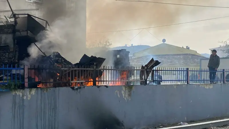 İtfaiyecilerin müdahalesiyle söndürülen yangının çıkış nedeniyle ilgili soruşturma başlatıldı.