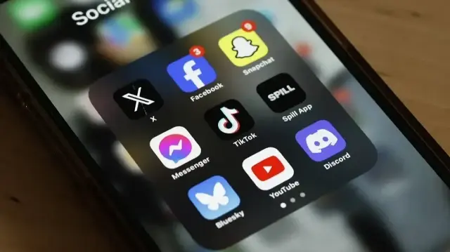 Meta alerts Australian teens to download data before social media ban