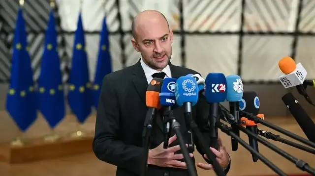 Le ministre français des Affaires étrangères Jean-Noël Barrot s'adresse à la presse à son arrivée à une réunion du Conseil des Affaires étrangères au siège de l'UE à Bruxelles, le 20 novembre 2025.