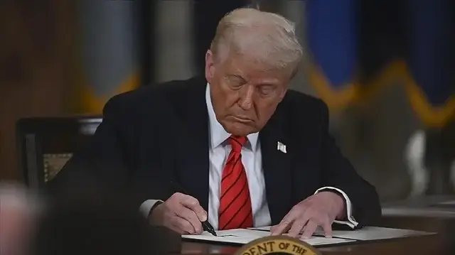 ترامب يوقع على مشروع قانون يكشف ملفات جيفري إبستين