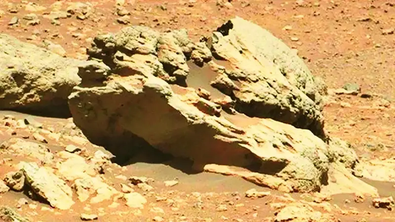 Mars'ta gezegene ait olmayan kaya