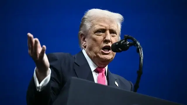 Le président américain Donald Trump prononce un discours lors du Forum sur l'investissement américano-saoudien au John F. Kennedy Center for the Performing Arts à Washington, DC, le 19 novembre 2025.