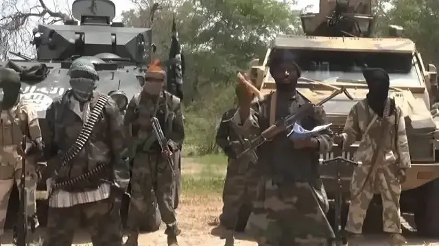 Les assaillants ont détruit ou saisi des véhicules militaires et emporté des armes et du matériel avant de se retirer.