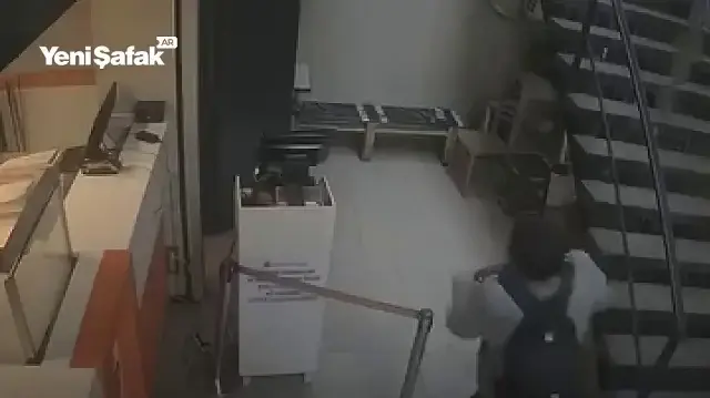 عامل توصيل ينجو من الموت بأعجوبة