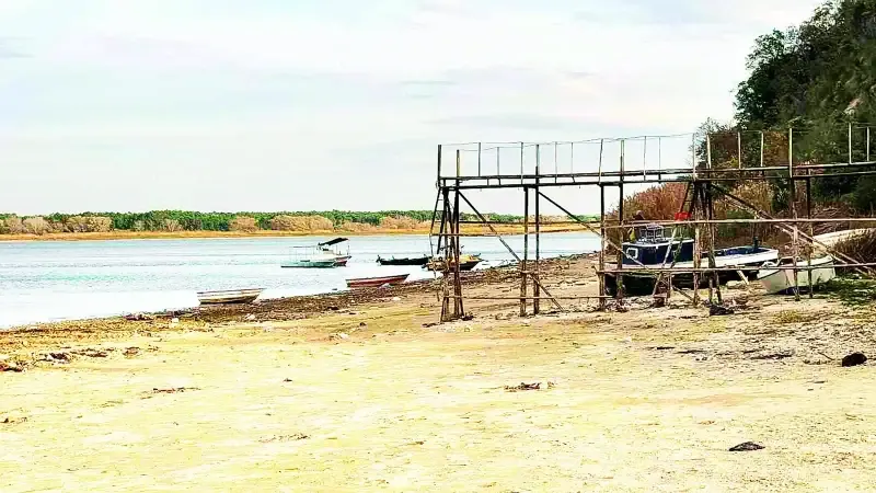 İstanbul'daki Terkos Gölü'nde suların 10 metre çekilmesiyle tekneler karaya oturdu.