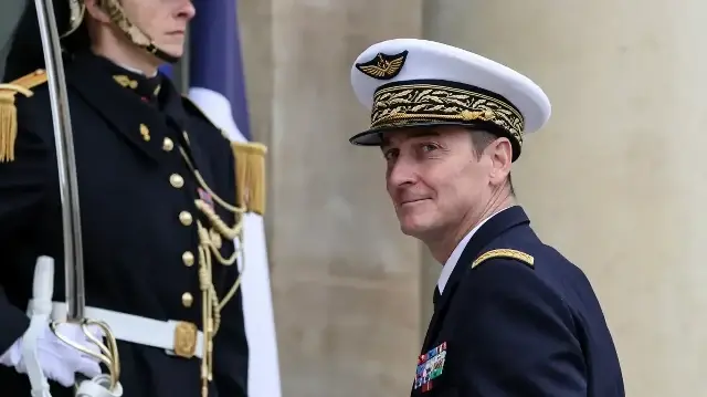 Le chef d'état-major des armées françaises, Fabien Mandon, arrive avant une réunion entre le président français Emmanuel Macron et le président ukrainien Volodymyr Zelensky à l'Élysée, à Paris, le 17 novembre 2025.