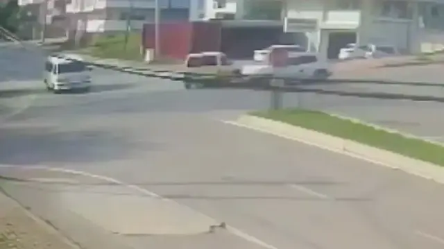 Samsun'da 3 aracın karıştığı trafik kazası güvenlik kamerasında