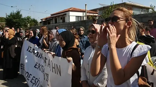 اليونان تحقق مع أتراك في تراقيا الغربية لتنظيفهم مقبرة عثمانية مهملة