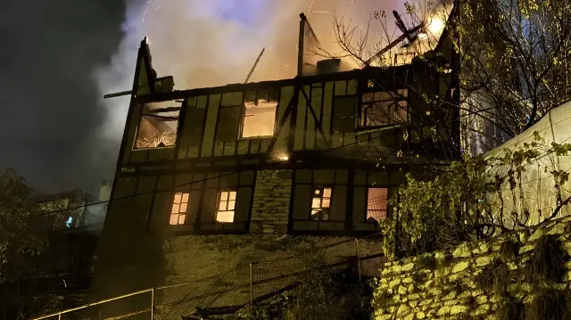 Safranbolu'daki 150 yıllık konak yanarak küle döndü: 2 itfaiye eri yaralandı