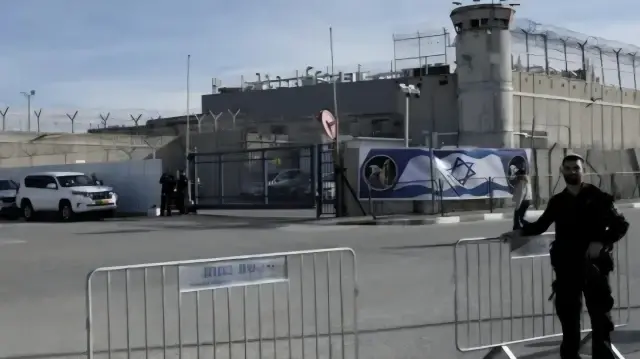 قوات الاحتلال تعلن اعتقال أكثر من 60 فلسطينيا بالضفة الغربية خلال أسبوع