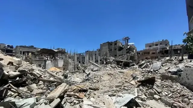 الاحتلال الإسرائيلي يقتل فلسطينيا وينسف مباني شرق قطاع غزة