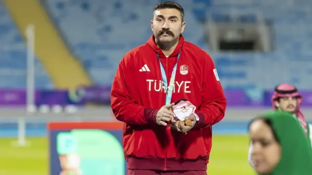 Le 20 novembre 2025 à Riyad, en Arabie saoudite, l’athlète turc Omer Sahin remporte la médaille d’or en finale du lancer du disque lors des 6es Jeux de la solidarité islamique organisés au stade Prince Faisal bin Fahd Sports City.