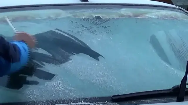 Kars’ta dondurucu soğuk: Termometreler eksi 13’ü gördü araç camları buz tuttu