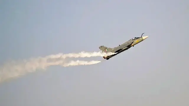 تحطم طائرة حربية هندية أثناء تقديمها عرضا بمعرض دبي الجوي