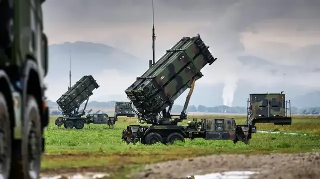 Les Pays-Bas ont entamé le déploiement de 300 soldats et de deux systèmes de défense aérienne Patriot de pointe en Pologne afin de protéger un important centre logistique de l'OTAN fournissant de l'aide militaire à l'Ukraine, a annoncé le ministre néerlandais de la Défense, Ruben Brekelmans, le 21 novembre 2025.