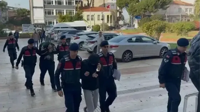 Beş kasa zeytin çaldılar, yakalandılar