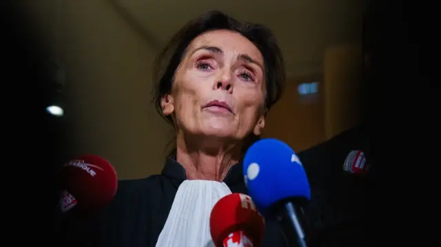 L'avocate de l'ancien directeur général de Lafarge, Bruno Lafont, Jacqueline Laffont, s'adresse aux médias lors de la première journée du procès du groupe cimentier français Lafarge et de huit personnes, dont d'anciens dirigeants, accusés de financement du terrorisme en Syrie, au tribunal de Paris, le 4 novembre 2025.