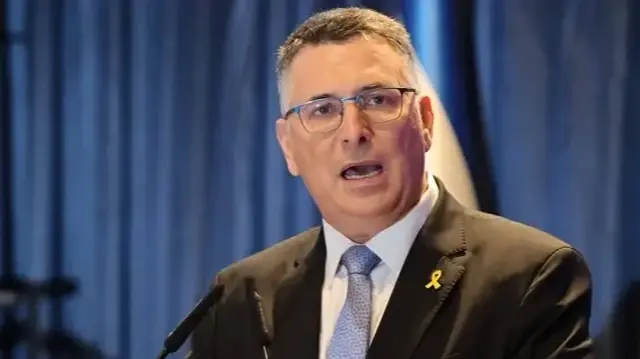 في تناقض مع نتنياهو.. ساعر يدعي أن قوات الاحتلال لا تعتزم مهاجمة إيران