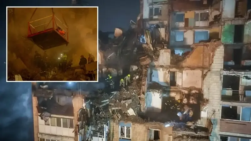 Ukrayna’nın Ternopil kentinde, Rusya’nın gece düzenlediği saldırının ardından yerleşim birimi zarar gördü.