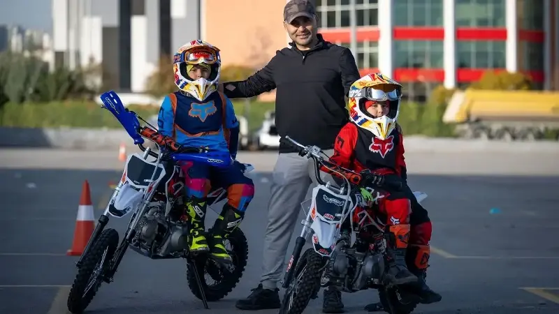 Babası çocuklarıyla birlikte pistte 