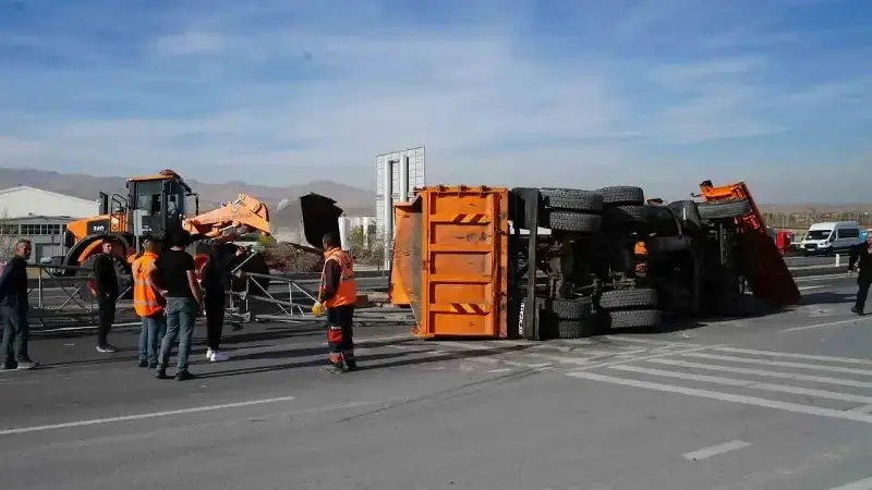 DAMPERİ AÇILAN KARAYOLLARI KAMYONU EDS DİREĞİNE ÇARPARAK DEVRİLDİ