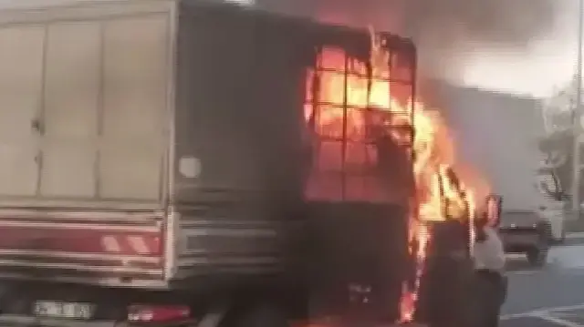 Büyükçekmece'de seyir halindeki kamyonet alev aldı