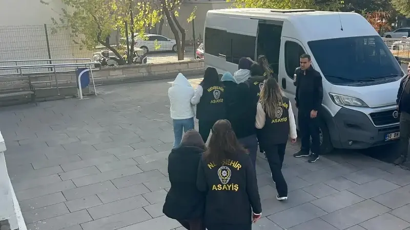 Polisin 2 farklı masaj salonuna düzenlediği 'fuhuş' operasyonunda gözaltına alınan 5 şüpheli, adliyeye sevk edildi.
