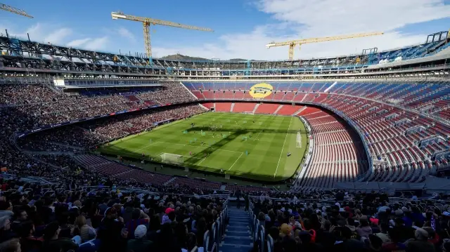 Des supporters du FC Barcelone assistent à la séance d’entraînement ouverte au public au stade Camp Nou, le 7 novembre 2025 à Barcelone.