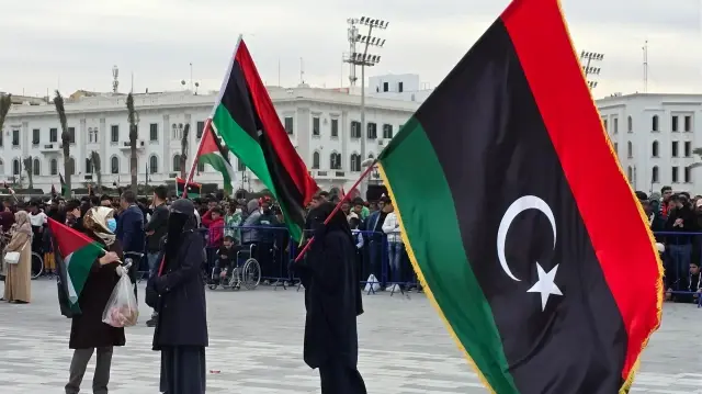 Les Libyens brandissent le drapeau national sur la place des Martyrs à Tripoli, le 17 février 2025.
