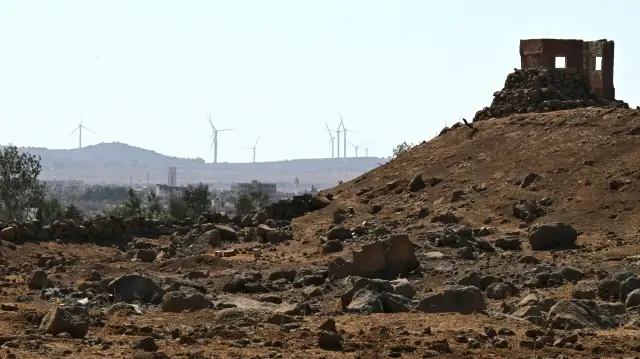 Cette photo montre une base militaire syrienne détruite lors d'un bombardement israélien dans la ville de Madinat al-Salam (Cité de la paix), dans le centre administratif du gouvernorat de Quneitra, le 21 septembre 2025.