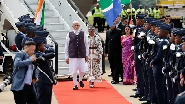 Le secrétaire général des Nations unies, Antonio Guterres, observe pendant une conférence de presse à la COP30, la Conférence des Nations unies sur les changements climatiques, à Belém, dans l'État du Pará, au Brésil, le 20 novembre 2025.