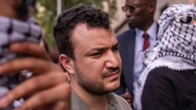 Mahmoud Khalil participe à une veillée et à une manifestation en faveur de la Palestine devant l'université Columbia, le 7 octobre 2025, à New York.