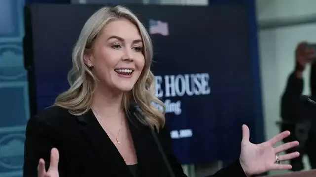 La porte-parole de la Maison Blanche, Karoline Leavitt, répond aux questions lors d'un point presse à la Maison Blanche, le 19 novembre 2025, à Washington, DC.