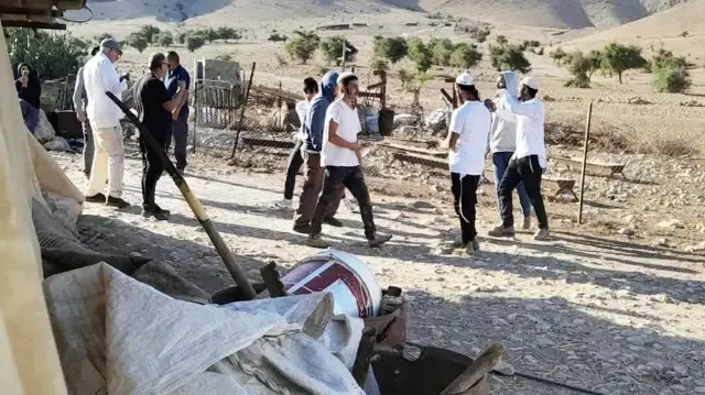 مستوطنون إسرائيليون يحرقون مزرعة و5 منازل في رام الله