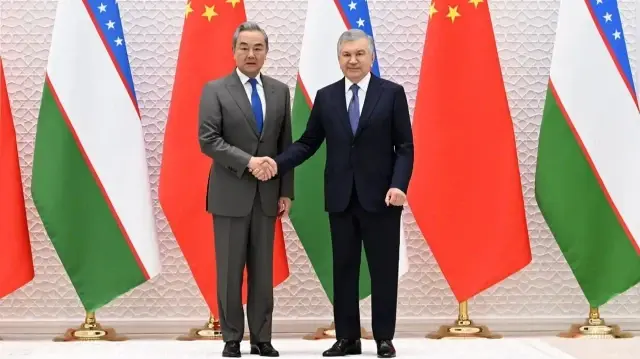 Президент Узбекистана Шавкат Мирзиёев принял министра иностранных дел Китая Ван И.